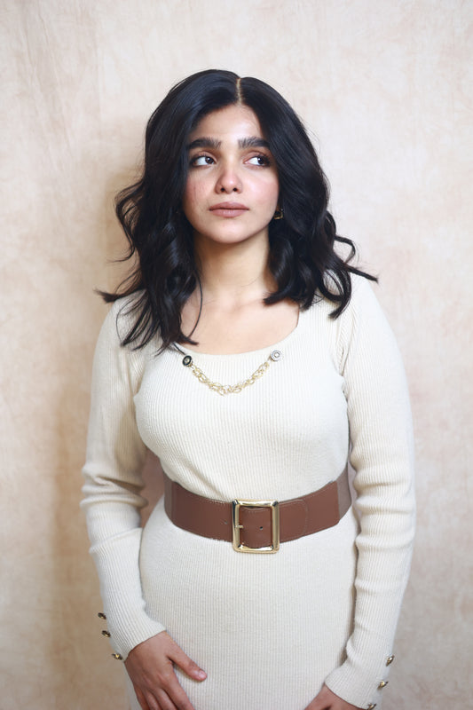 Model wearing NYSA 14-inch wavy bob wig in natural black, with HD lace, glueless and clipless design, free parting, and breathable construction for all-day comfort; also suitable for alopecia